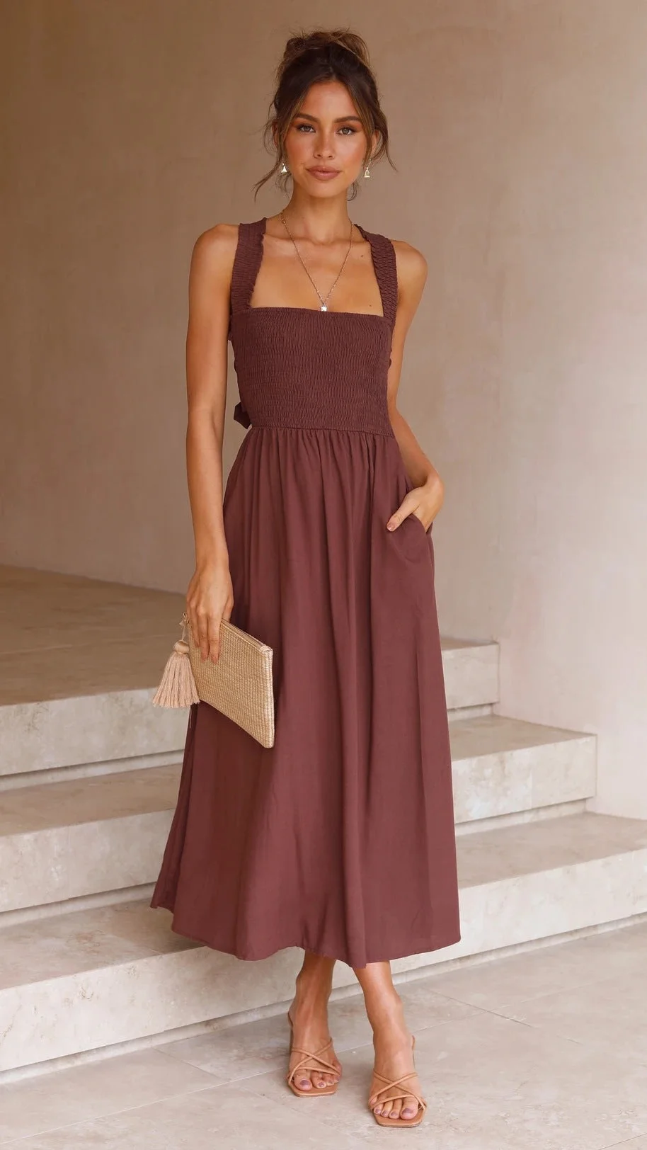 Micaela – Robe Midi Minimaliste Sans Manches en Marron