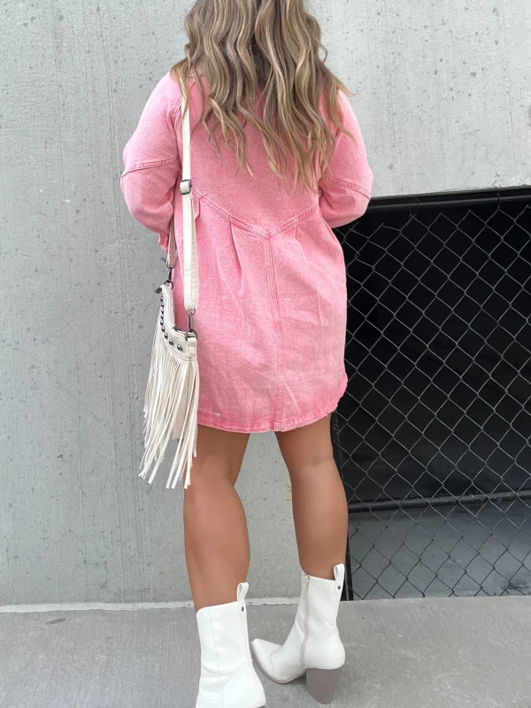 Robe rose en jean avec manches longues au milieu